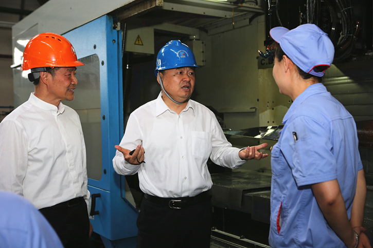 郝鹏与威尼斯886699集团一线生产职员深入交流